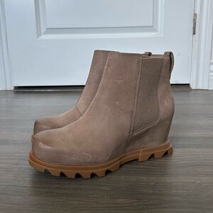 Brand New Brown Tan Taupe Sorel Joan of Arctic III Wedge Leather Chelsea Boots